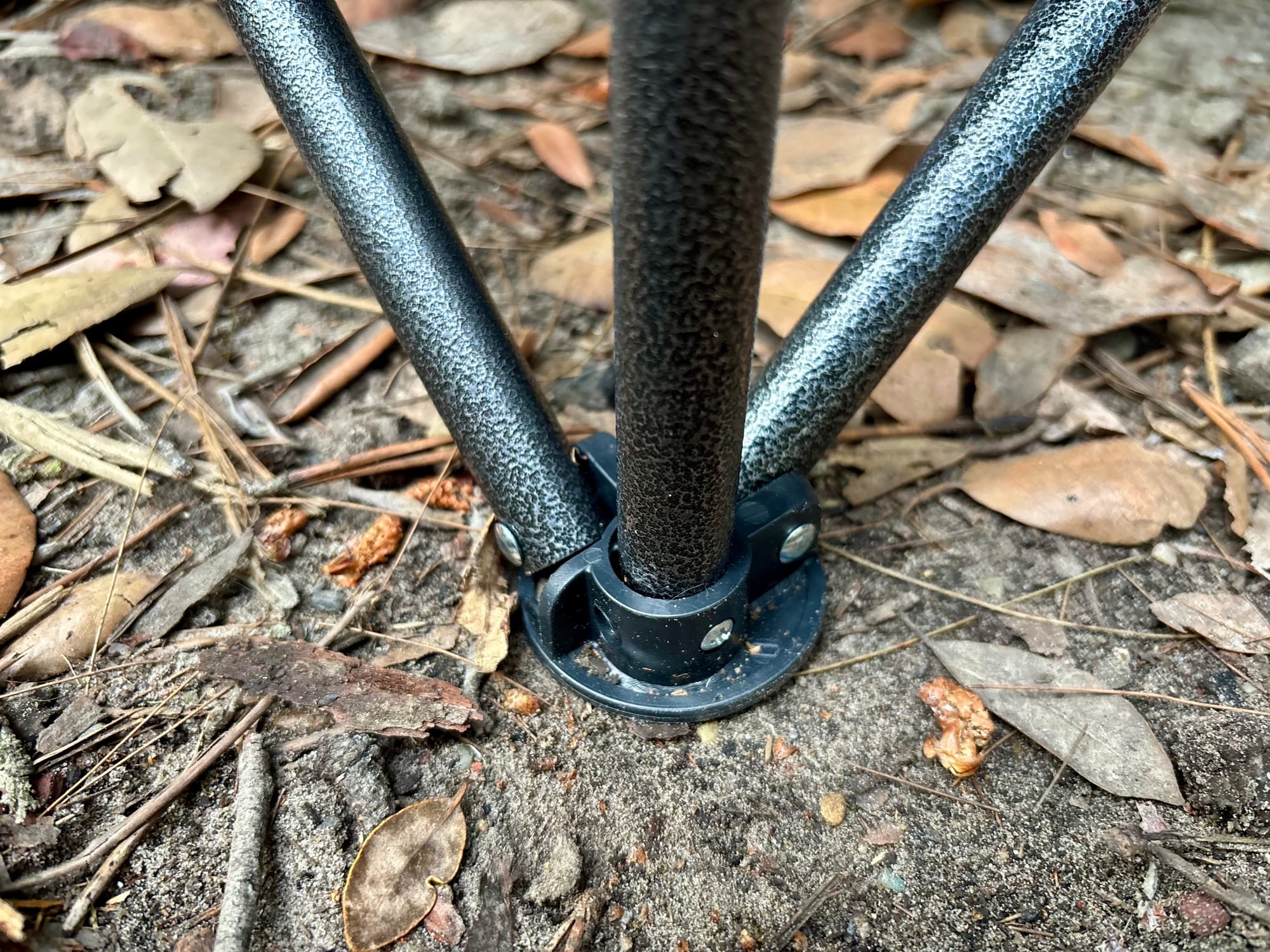 One of the wide, round anti-sink feet of the Wanderer Premium chair