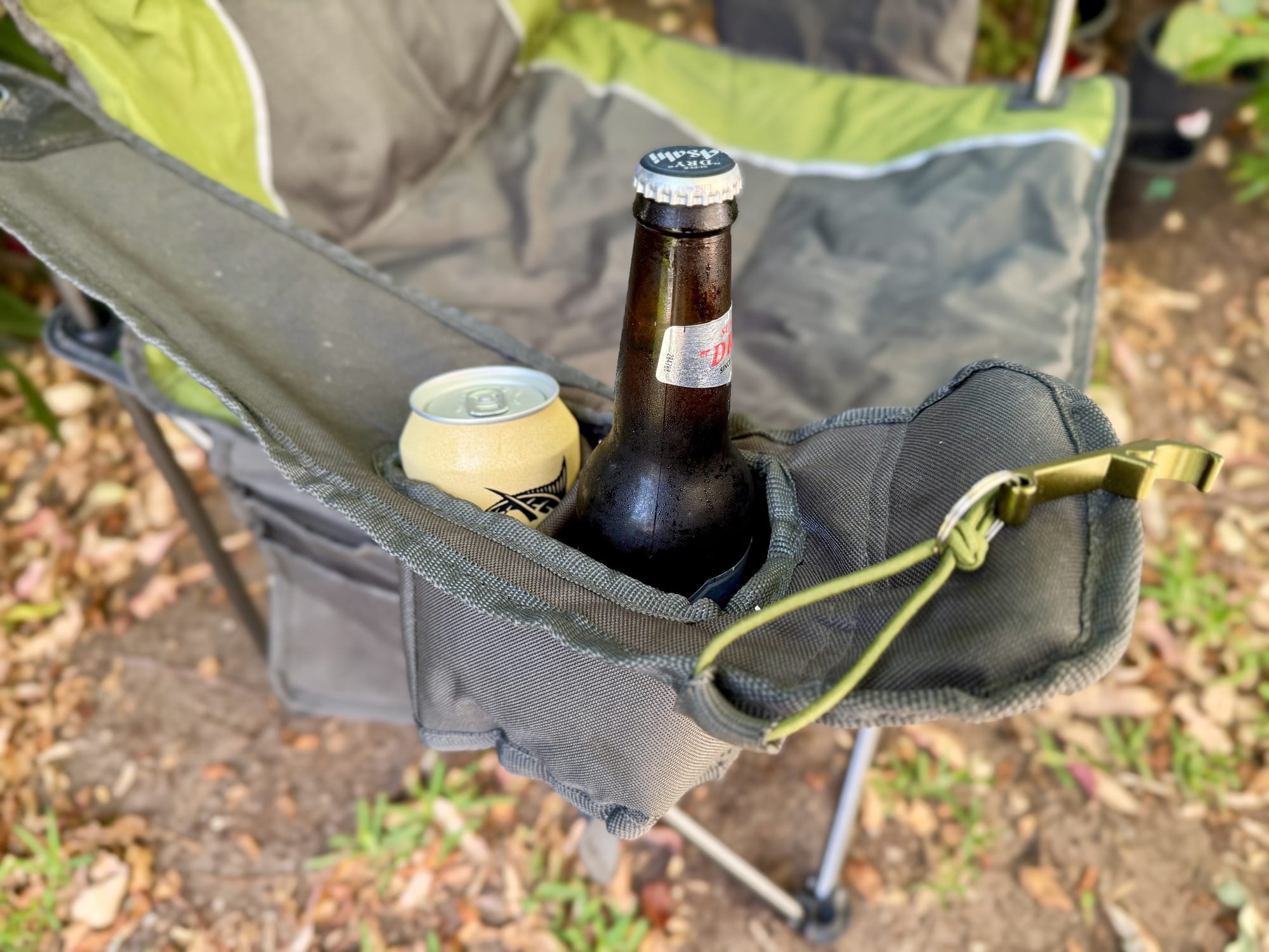 A can and a beer bottle in the duo drink holder of the Wanderer Premium chair