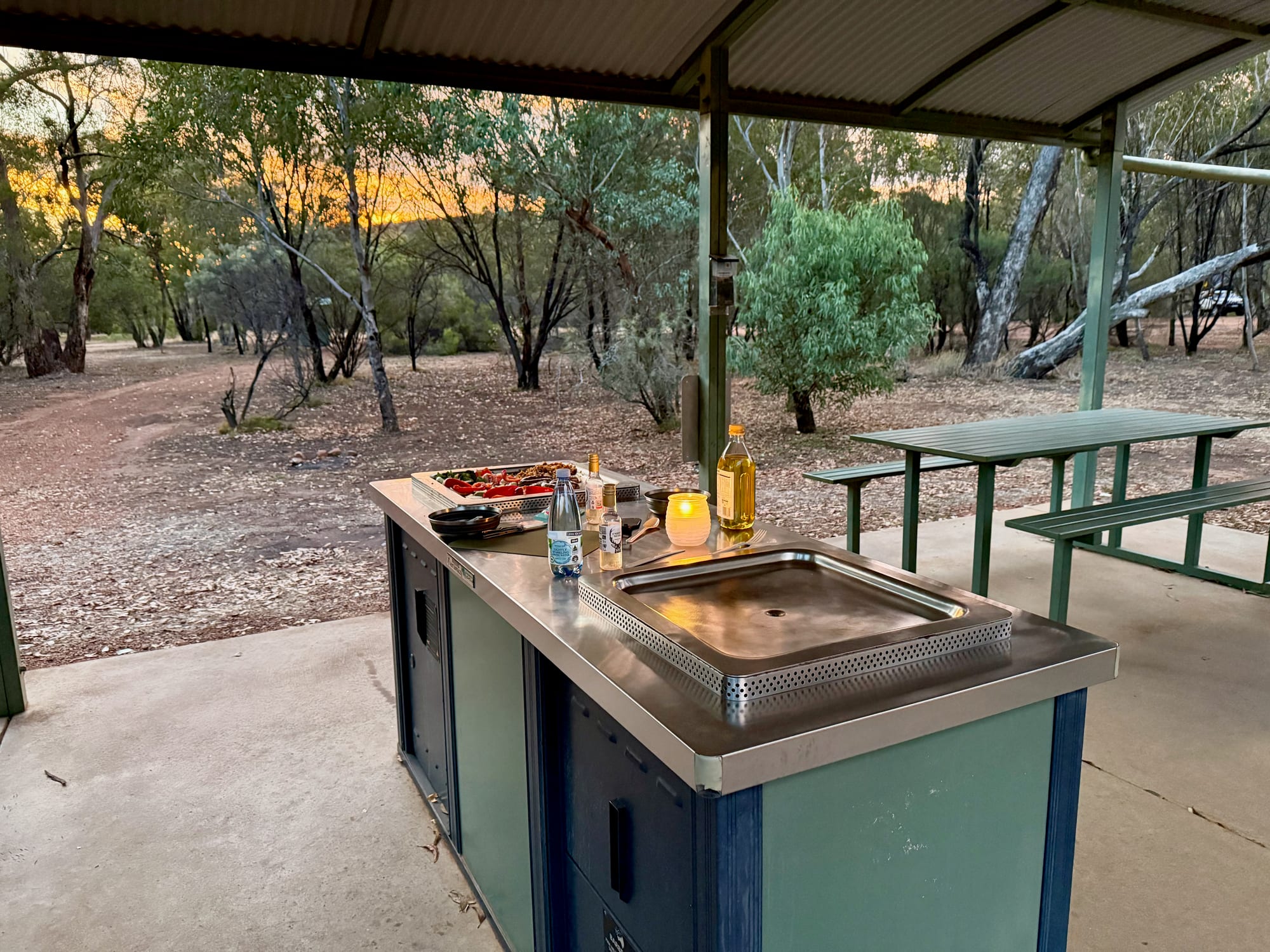 The free barbecue and picnic tables under the shelter at Woolshed Flat Campground