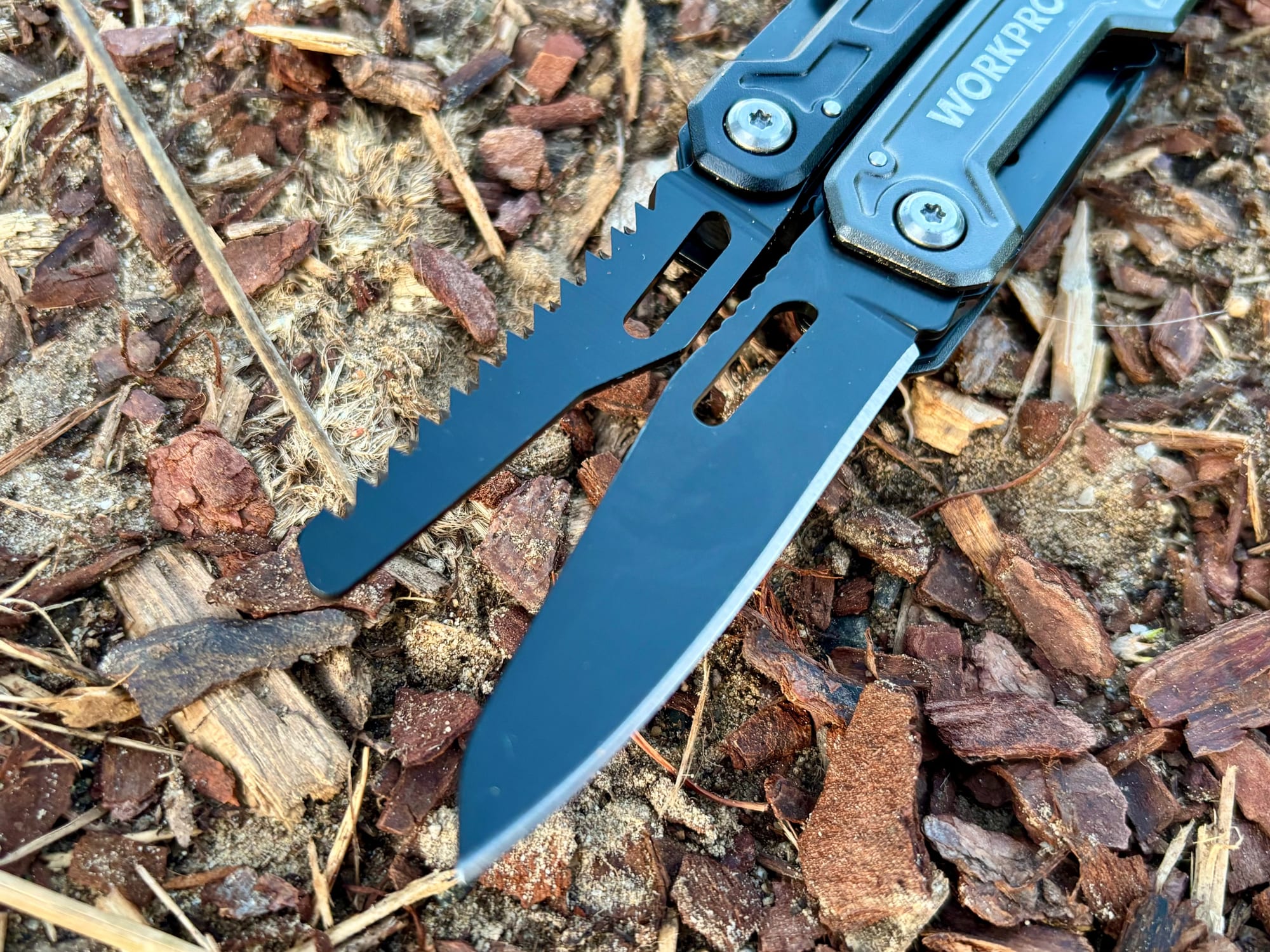 The saw and the knife of the Workpro 11-in-1 multitool both folded out, side by side