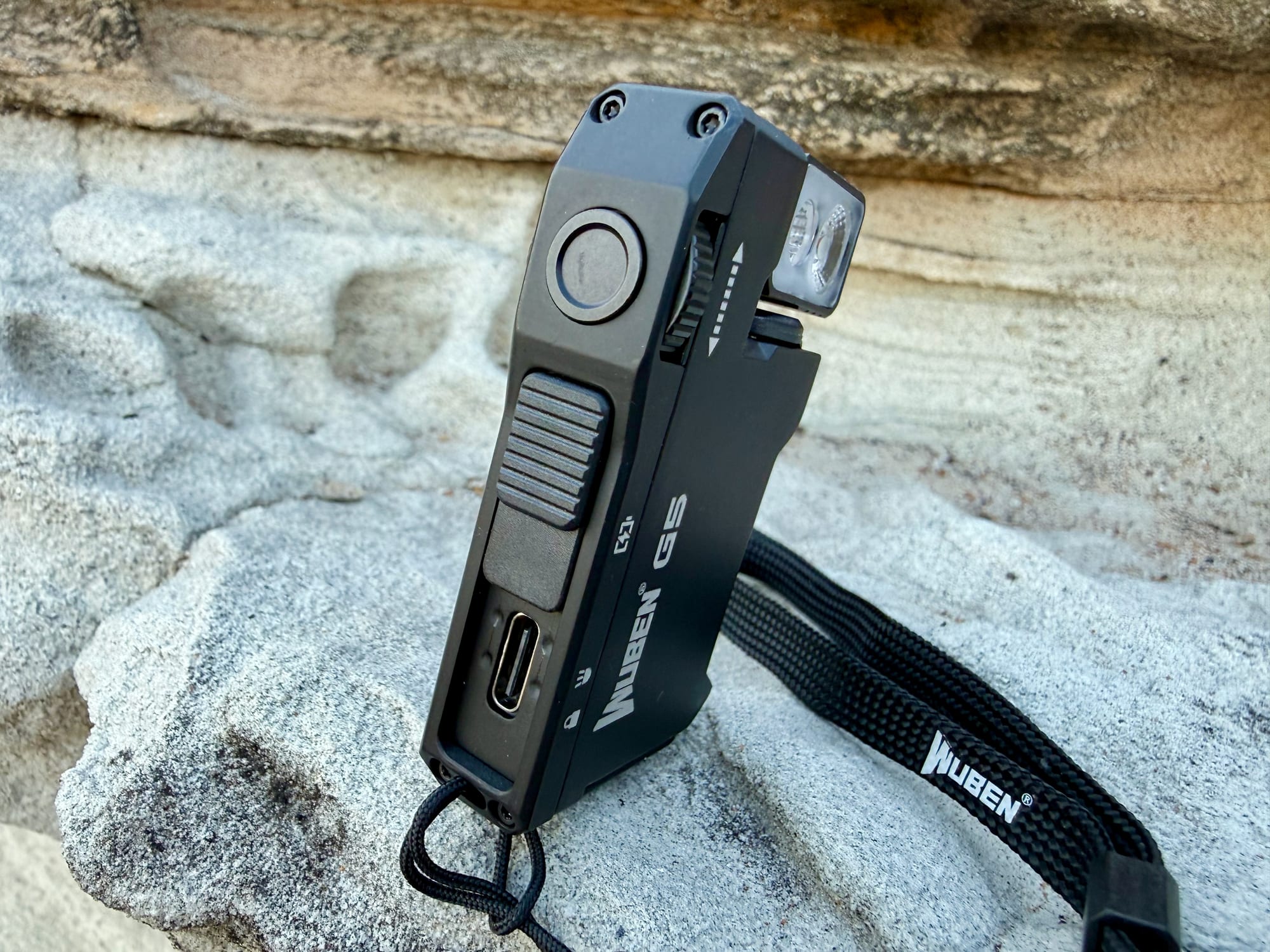 The wheel, the sliding switch and the USB-C port on the side of the Wuben G5