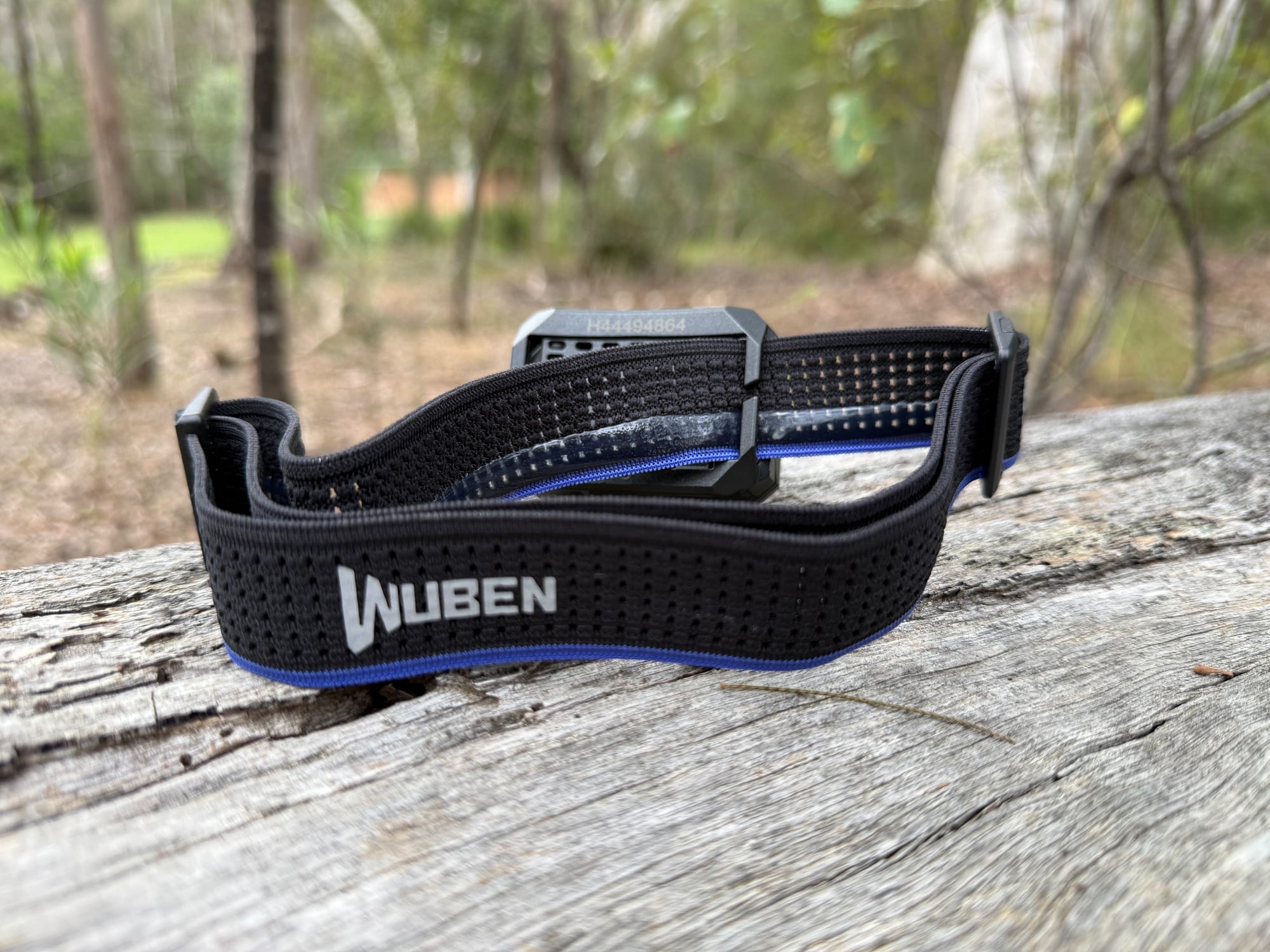 The Wuben headband threaded through the clip on the back of the H4 lamp
