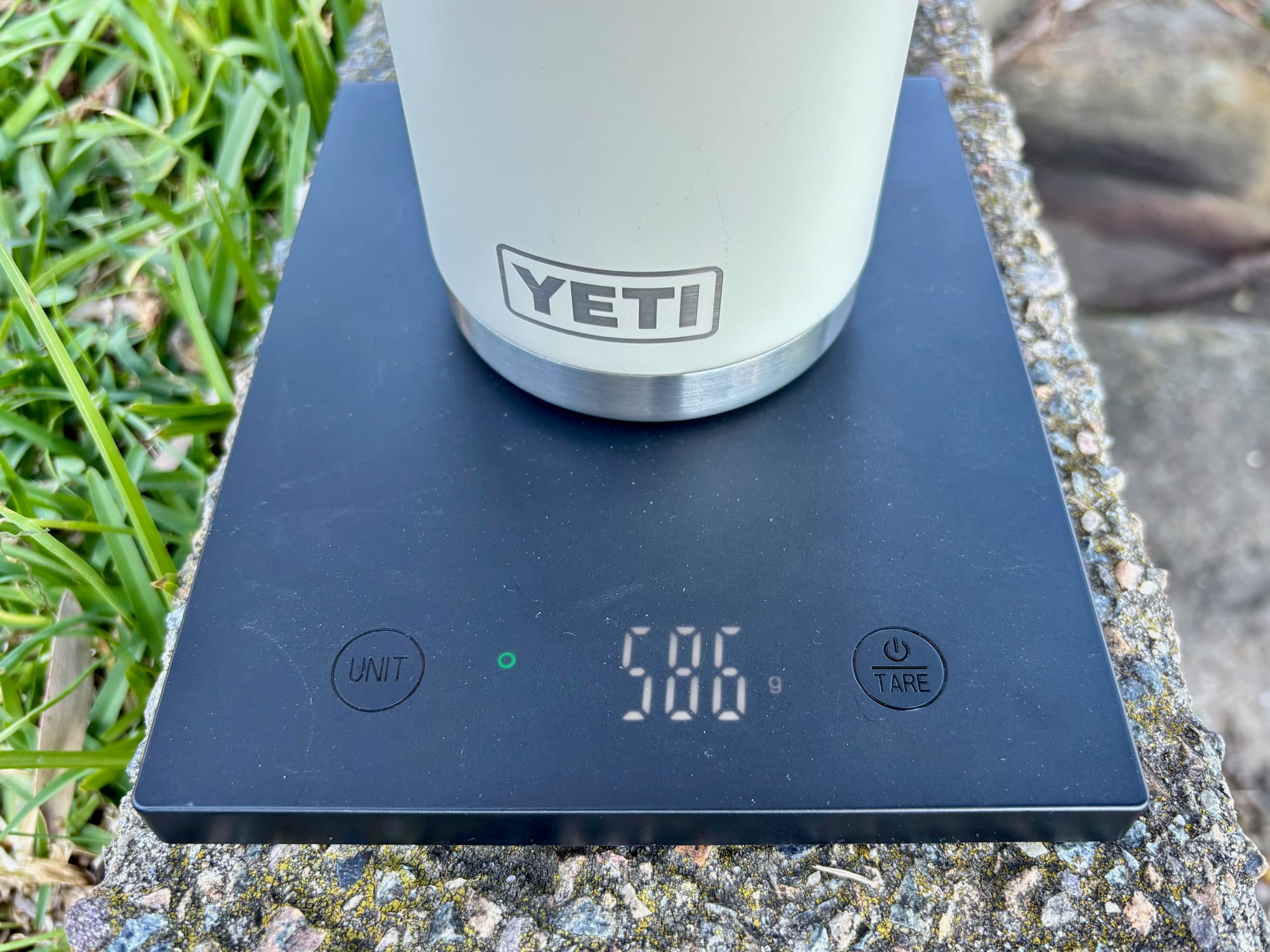 The YETI Rambler 26 oz bottle on our scale, showing 586 g