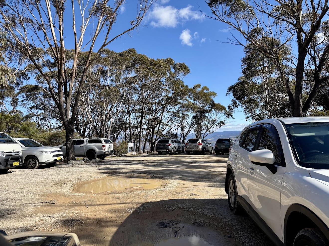 Cars in the gravel parking area at Bardens Lookout