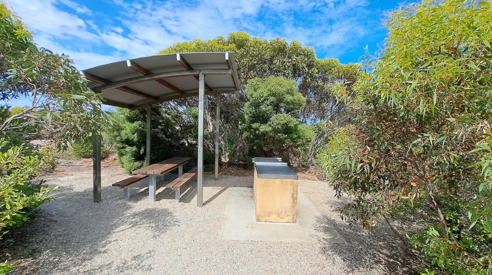 The sheltered barbecue and picnic table at Four Mile Campground