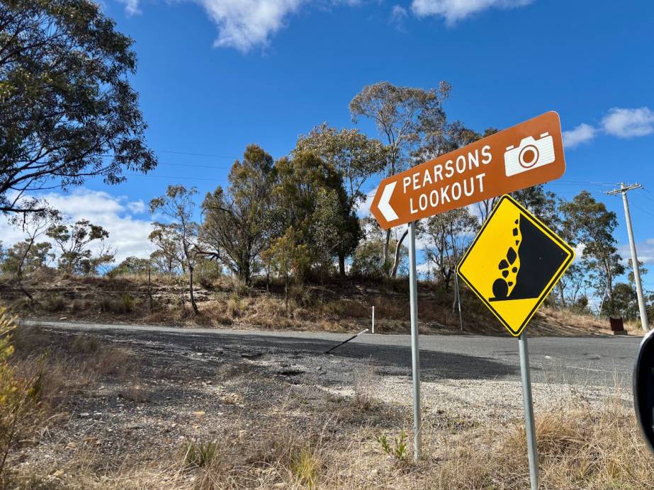 The brown Pearsons Lookout sign beside the Castlereagh Highway